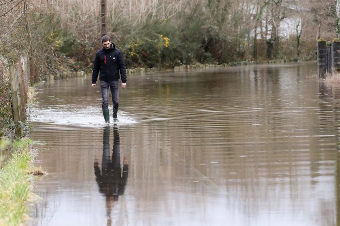 A localidade de Begonte (Lugo) inundada após o transbordamento do rio Miño durante a tempestade que afetou a Galícia, em 27 de janeiro de 2026, em Begonte, Lugo, Galícia (Espanha). O 112 Galícia registrou, até às 08h00 desta terça-feira, mais 