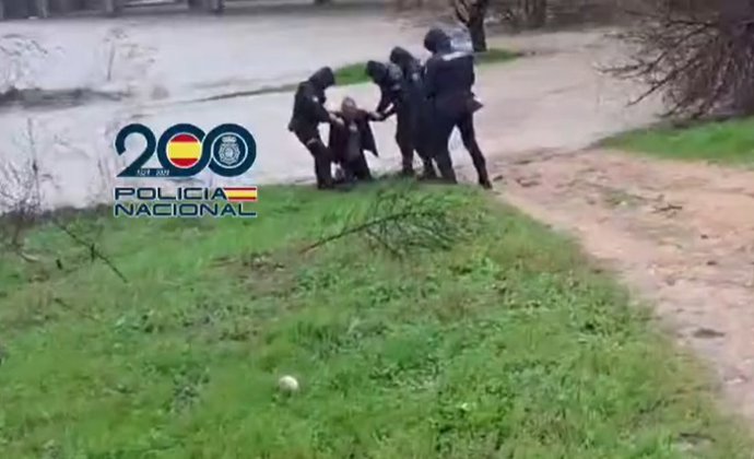 Captura del vídeo en el que los agentes rescatar a una persona del río con signos de desorientación.