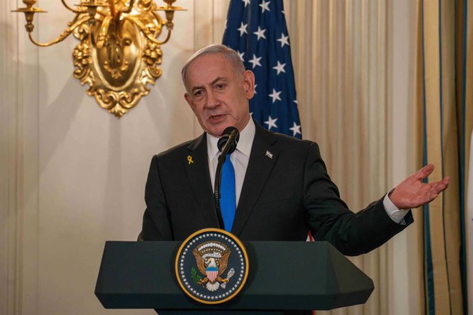 Archivo - September 29, 2025, Washington, District Of Columbia, USA: Israeli Prime Minister BENJAMIN NETANYAHU gestures with his hands as he speaks at a press briefing with President DONALD TRUMP in the State Dining Room of the White House.
