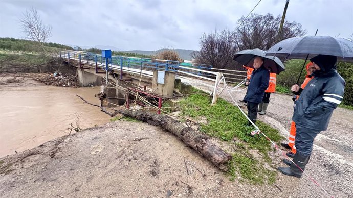 O prefeito de Antequera, Manuel Barón, e o responsável pela Segurança, Antonio García, visitam Bobadilla para ver em primeira mão a evolução da tempestade.