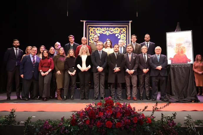 Foto de familia tras la presentación del cartel de la Semana Santa de Alcalá de Guadaíra.