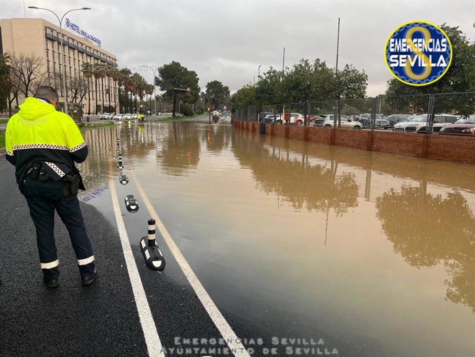 Cortado el tráfico en la avenida Alcalde Luis Uruñuela sentido avenida de las Ciencias por acumulación de agua.