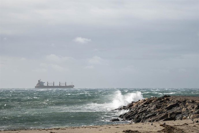 Imágenes del  fuertes vientos provocado por la borrasca Leonardo. A 05 de febrero del 2026 en Almería. España.