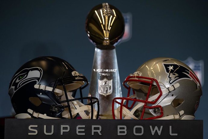 Los cascos de los Seattle Seahawks y los New England Patriots con el trofeo de la LX Super Bowl