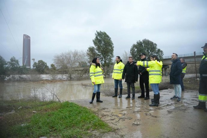 El subdelegado del Gobierno, junto al Puente de la Señorita, que une Sevilla con Camas.