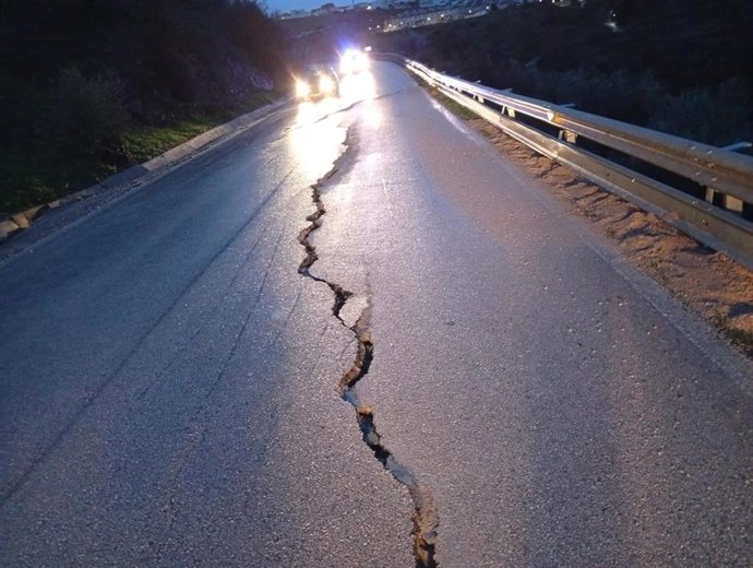 Cortada la MA-3102 en Colmenar tras un deslizamiento que afecta a más de la mitad de la calzada