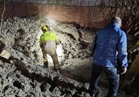 Evacuado un hombre atrapado a causa de un muro desprendido en Canena (Jaén)
