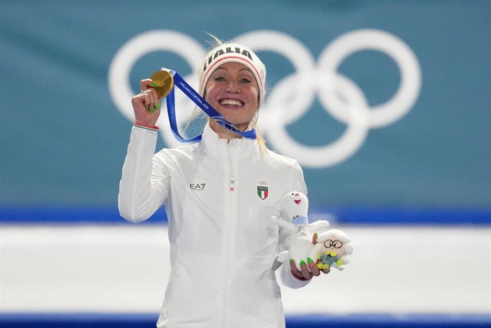 Francesca Lollobrigida, con su medalla de oro olímpica en 3.000 metros.