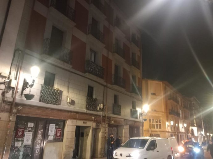 Bomberos y Policía Local intervienen ante el desprendimiento parcial de una fachada de un edificio de la calle Sagasta