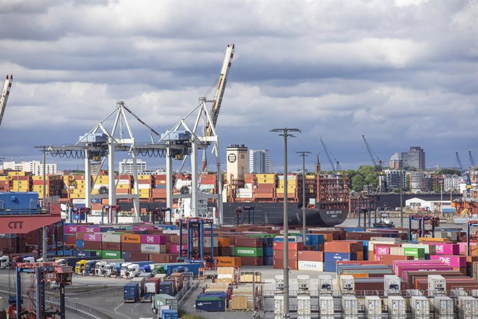 Archivo - Arquivo - HAMBURGO, 22 de junho de 2025 — Esta foto tirada em 28 de maio de 2025 mostra uma vista do Terminal de Contêineres Tollerort em Hamburgo, Alemanha. PARA ACOMPANHAR “Matéria: Tarifas dos EUA afetam portos alemães e cadeias de abastecime