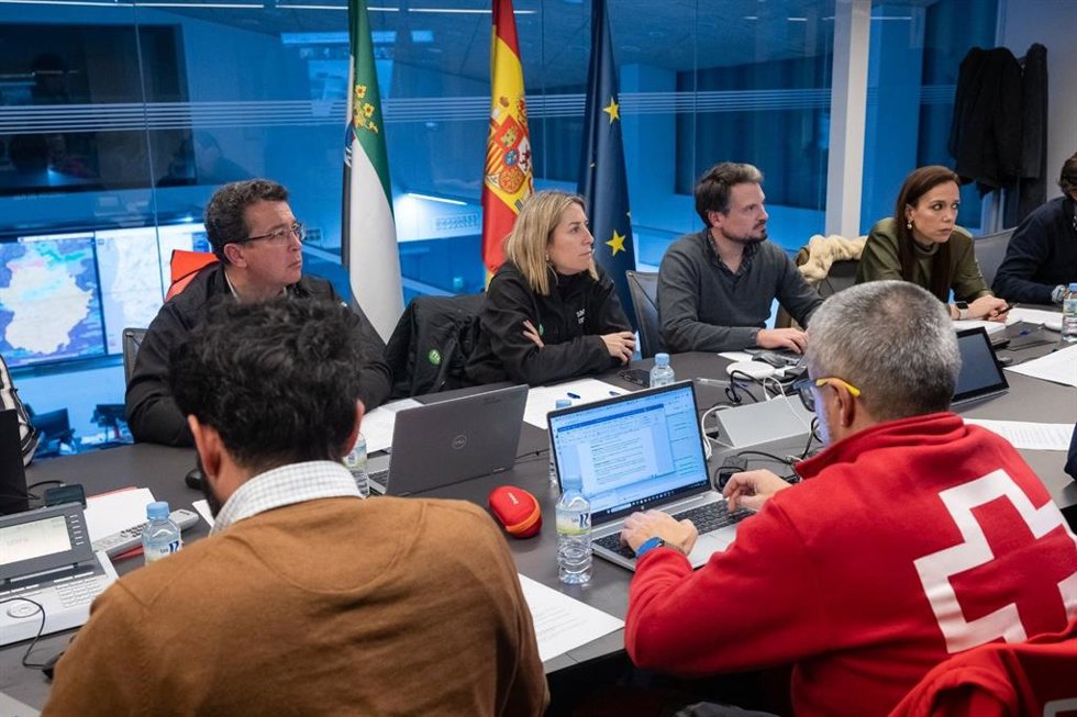 La presidenta de la Junta de Extremadura, María Guardiola, preside el Cecop en la noche de este sábado