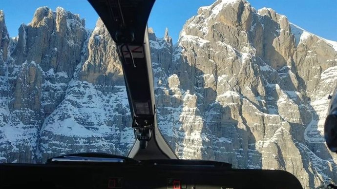 Archivo - Helicóptero de rescate en los Alpes italianos