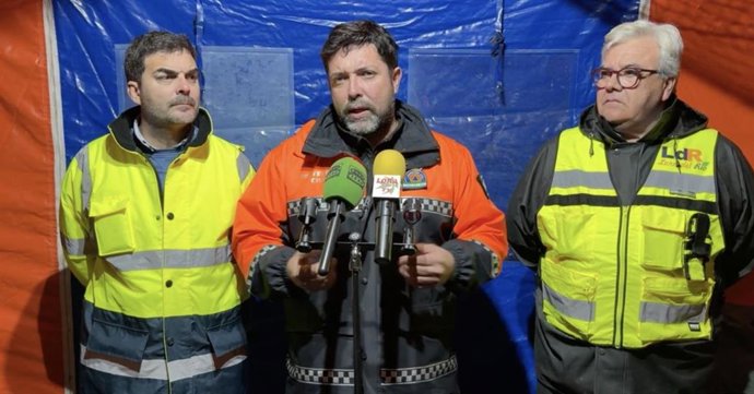 El alcalde de Lora del Río (Sevilla), Antonio Enamorado, acompañado por los concejales José Manuel Arancón y Juan Antonio Mayor.