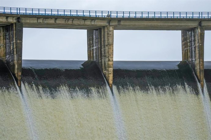 Imágenes del embalse del Gergal desembalsando agua. A 2 de febrero de 2026 en Gillena, Sevilla (Andalucía, España). 