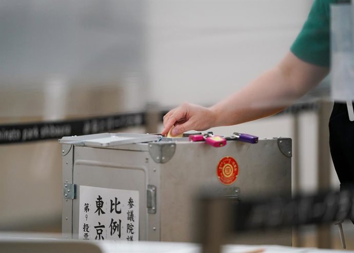 Archivo - TOKYO, July 10, 2022  -- A voter casts a ballot at a polling station for Japan's House of Councilors election in Tokyo, Japan, July 10, 2022. Japan's ruling bloc of the Liberal Democratic Party (LDP) and Komeito is set to secure a majority of se