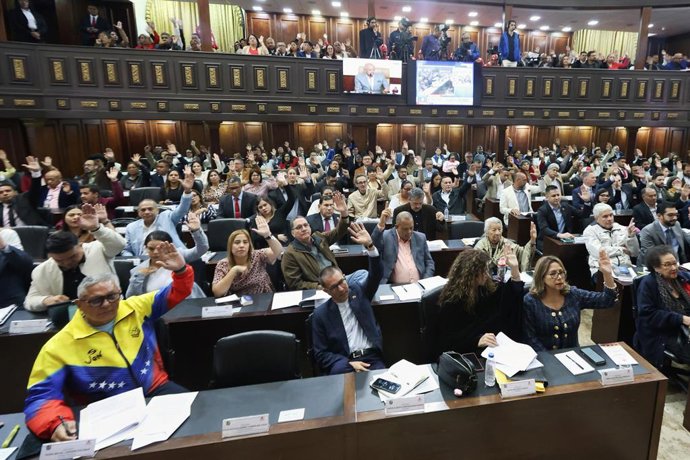 PEQUIM, 30 de janeiro de 2026 — Membros da Assembleia Nacional da Venezuela levantam as mãos para votar em uma sessão ordinária em Caracas, capital da Venezuela, em 29 de janeiro de 2026. A Assembleia Nacional da Venezuela aprovou na quinta-feira uma refo