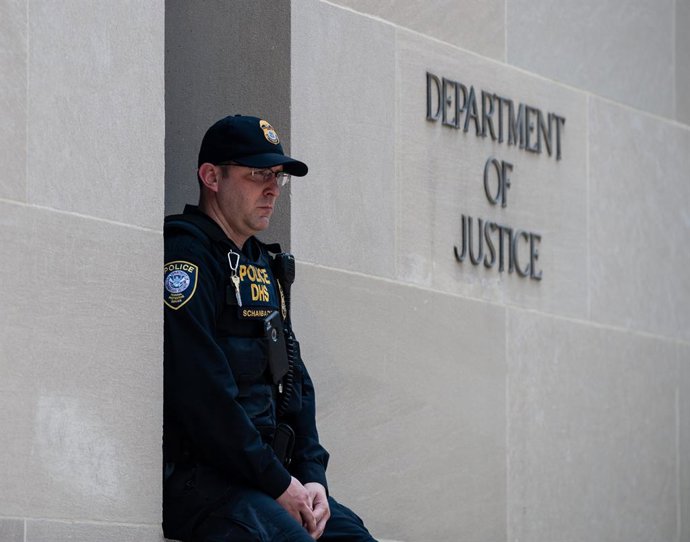 Archivo - Arquivo - 30 de junho de 2018 - Washington, Distrito de Columbia, EUA - Agente da Segurança Interna monta guarda durante protesto em frente ao prédio da sede do Departamento de Justiça.