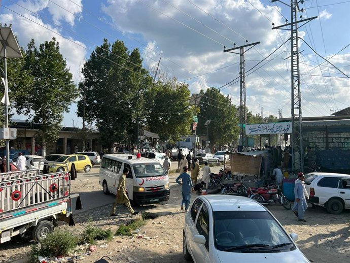 Archivo - BAJAUR, July 30, 2023  -- This photo taken with a mobile phone shows an ambulance arriving at the blast site in Pakistan's northwest Bajaur district on July 30, 2023. A bomb blast hit a political rally on Sunday afternoon in Pakistan's northwest