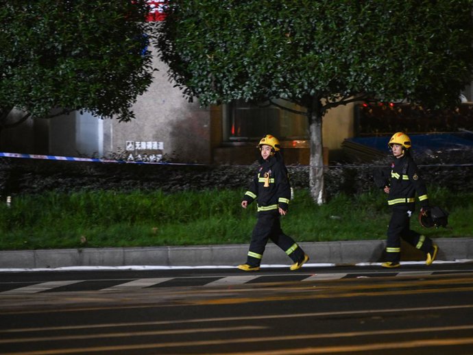 Archivo - ZIGONG, July 18, 2024  -- Firefighters work at the site of a department store fire in Zigong City, southwest China's Sichuan Province, July 18, 2024. The rescue operation at the site of the department store fire in Zigong City was completed as o