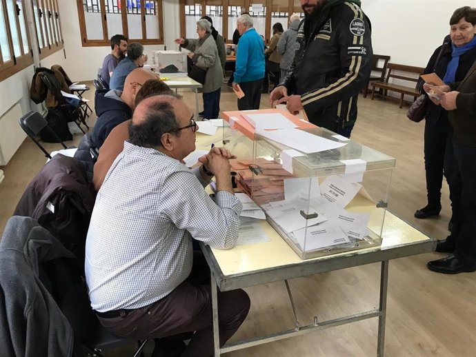 Archivo - Votación en un colegio electoral