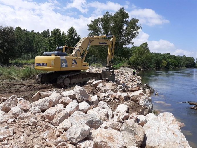 Trabajos para reforzar los márgenes en un tramo de río