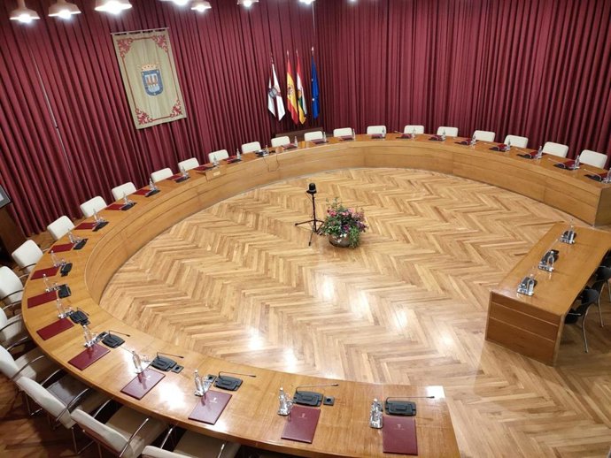 Archivo - Salón de plenos del Ayuntamiento de Logroño vacío