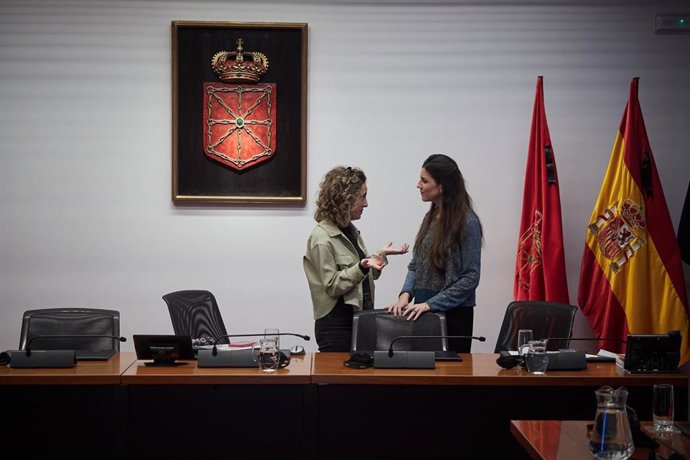 La presidenta de la comisión Irati Jiménez (i), durante la comisión de Investigación del Parlamento de Navarra sobre adjudicaciones públicas.