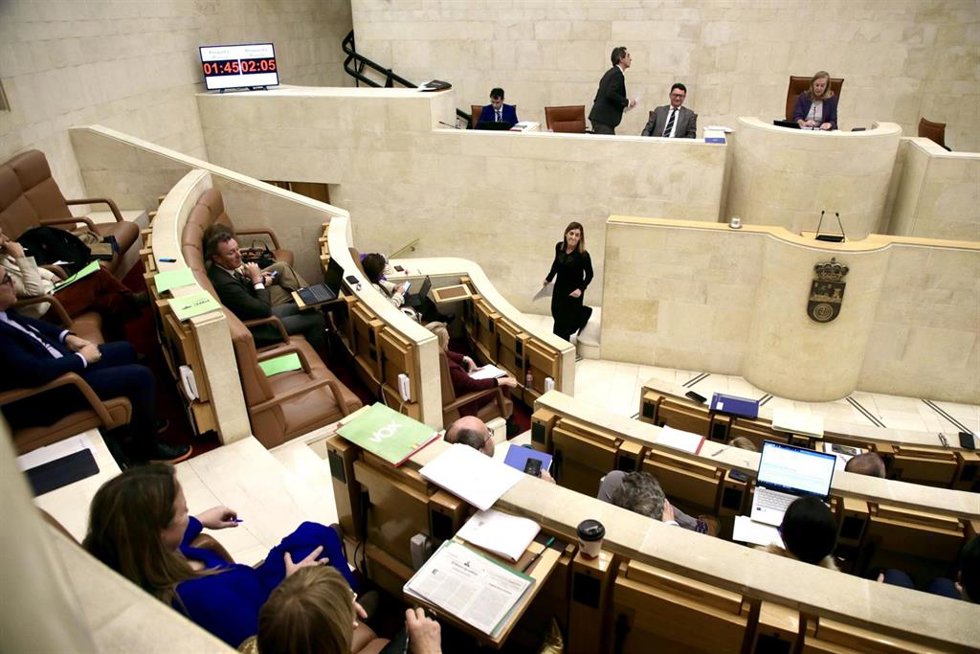 Archivo - La presidenta de Cantabria, María José Sáenz de Buruaga, en el Pleno del Parlamento