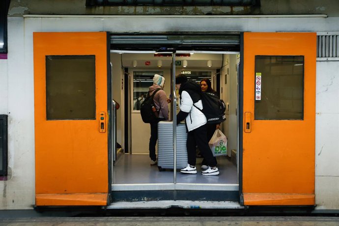 Viajeros cogen un tren en la Estación de Sants, a 26 de enero de 2026, en Barcelona, Catalunya (España). 