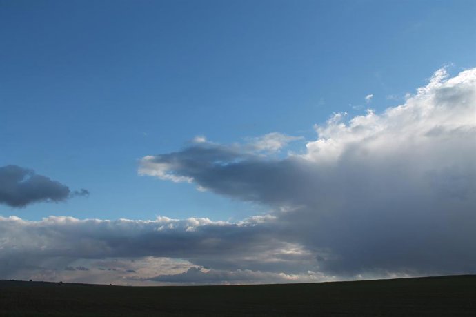 Archivo - CIELO CON NUBES