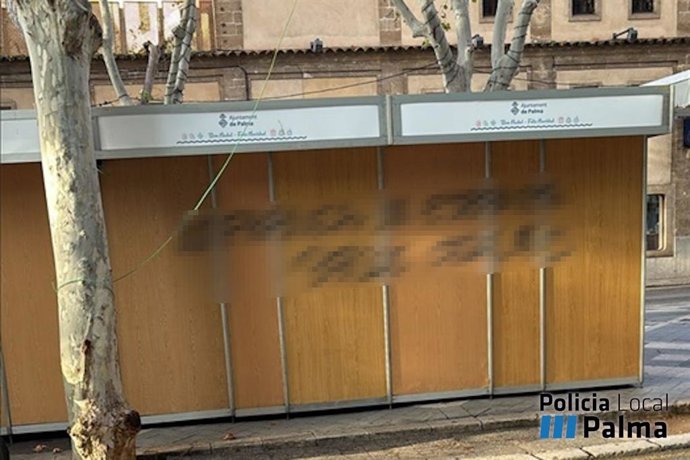 Una de las casetas el mercadillo de Navidad sobre las que se hicieron las pintadas.