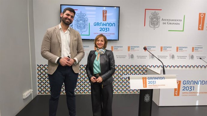 Archivo - La concejala de Política Social, Familia, Discapacidad y Mayores, Amparo Arrabal, (d), en una imagen de archivo.