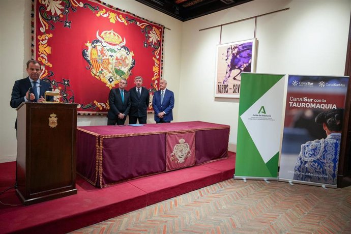 Archivo - El director general de la RTVA, Juan de Dios Mellado, en una rueda de prensa para presentar la retransmisión de corridas de la Feria de Sevilla en Canal Sur (Foto de archivo del 15 de abril de 2025).  