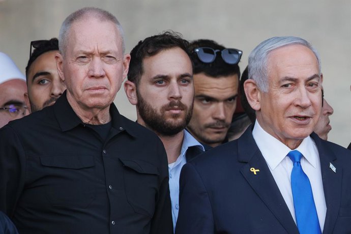 Archivo - MITZPE RAMON, Nov. 5, 2024  -- File photo taken on Oct. 31, 2024 shows Israeli Prime Minister Benjamin Netanyahu (R, Front) and Israeli Defense Minister Yoav Gallant (L, Front) attending a ceremony for the 70th cohort of military combat officers
