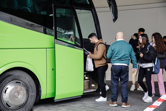 Archivo - Foto de archivo subiendo a un autobús interurbano del CRTM.