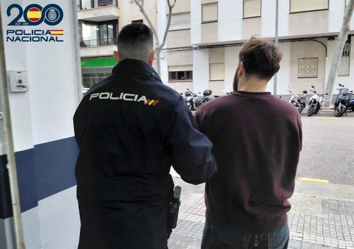 Agente de la Policía Nacional con el detenido.
