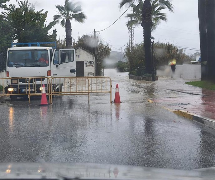 Una carretera de acceso a San Martín del Tesorillo, cortada al tráfico tras inundarse por la crecida del río