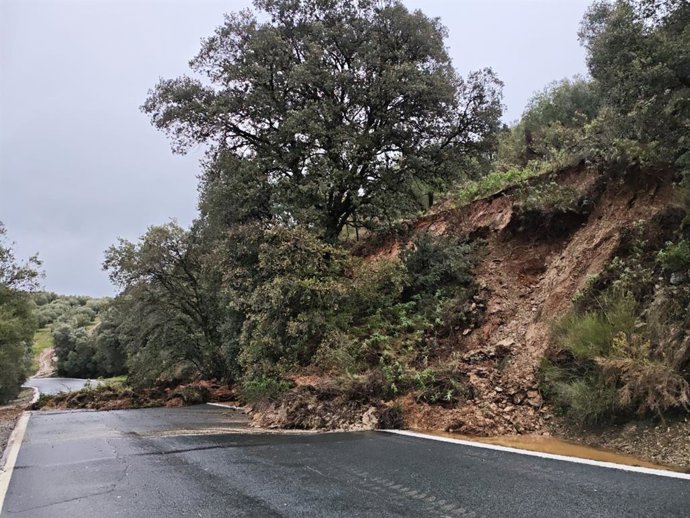 Desprendimiento de un talud en la A-4154, en foto de archivo.