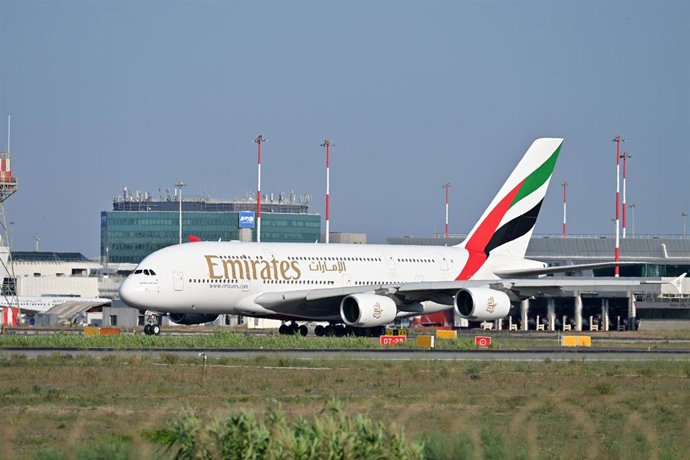 Archivo - Imagen de un vuelo de Emirates 