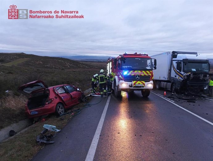 Colisión entre un camión y un turismo.