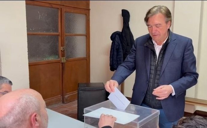 O candidato do Teruel Existe à Presidência de Aragão, Tomás Guitarte, vota em Navarrete del Río, uma cidade em Calamocha.