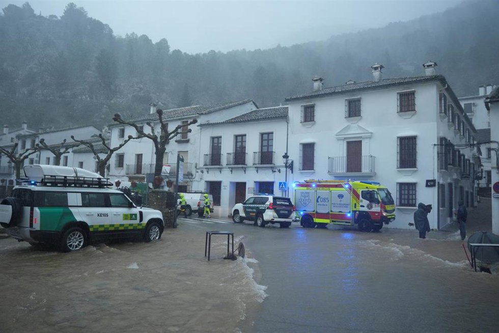 Distintos cuerpos de bomberos trabajan en labores de achique de agua en calles y vivendas de la localidad gaditana de Grazalema en una imagen de archivo. 
