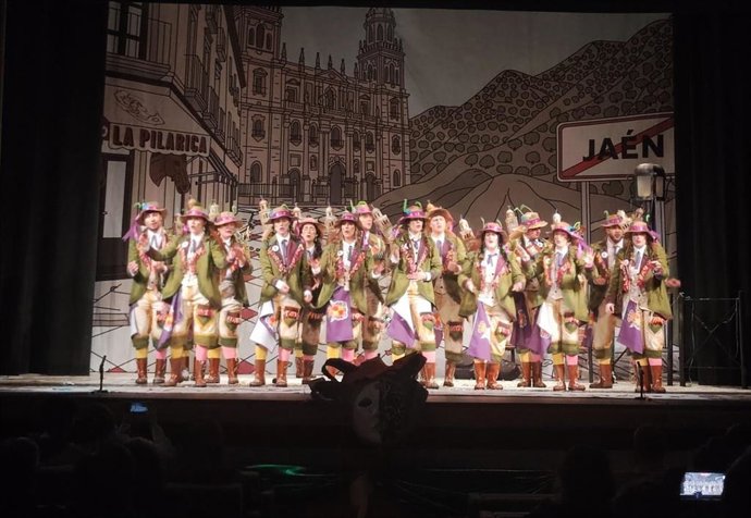 La quinta agrupación que ha salido al escenario ha sido ‘Con la música a otra parte’ de la comparsa de Jaén Atenea.