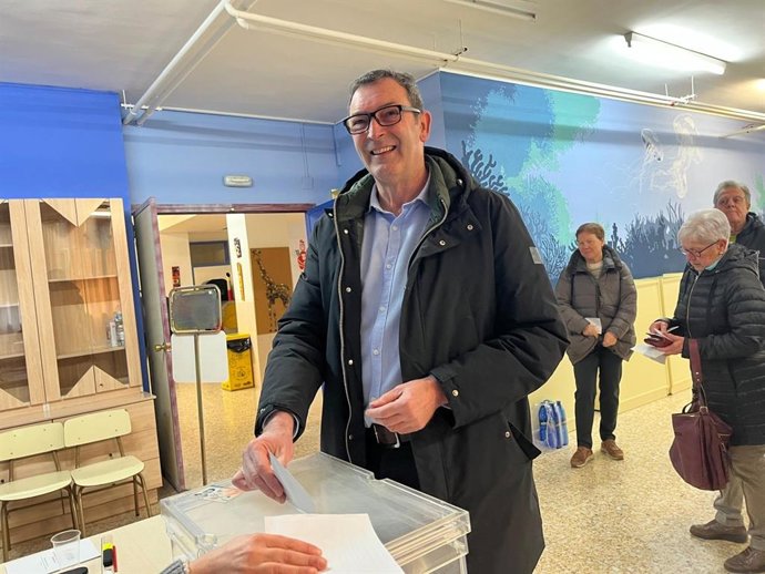 El alcalde de Andorra y cabeza de lista del PSOE por Teruel en las elecciones del 8F, Rafael Guía, vota en su colegio electoral.