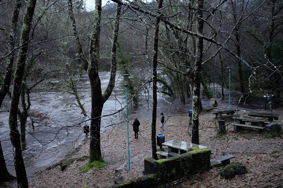 Desbordamiento del río Lérez a su paso por la zona recreativa de Lodeiro en la parroquia de Campo Lameiro, a 26 de enero de 2026
