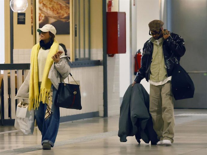 Archivo - Gloria Camila y Álvaro García a su llegada al aeropuerto Madrid-Barajas, a 28 de enero de 2026, en Madrid (España).