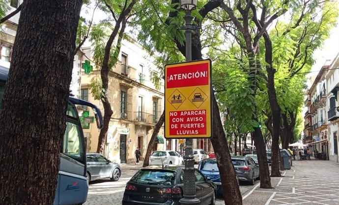 Cartelería avisando de indicaciones ante fuertes lluvias en el centro urbano de Jerez.