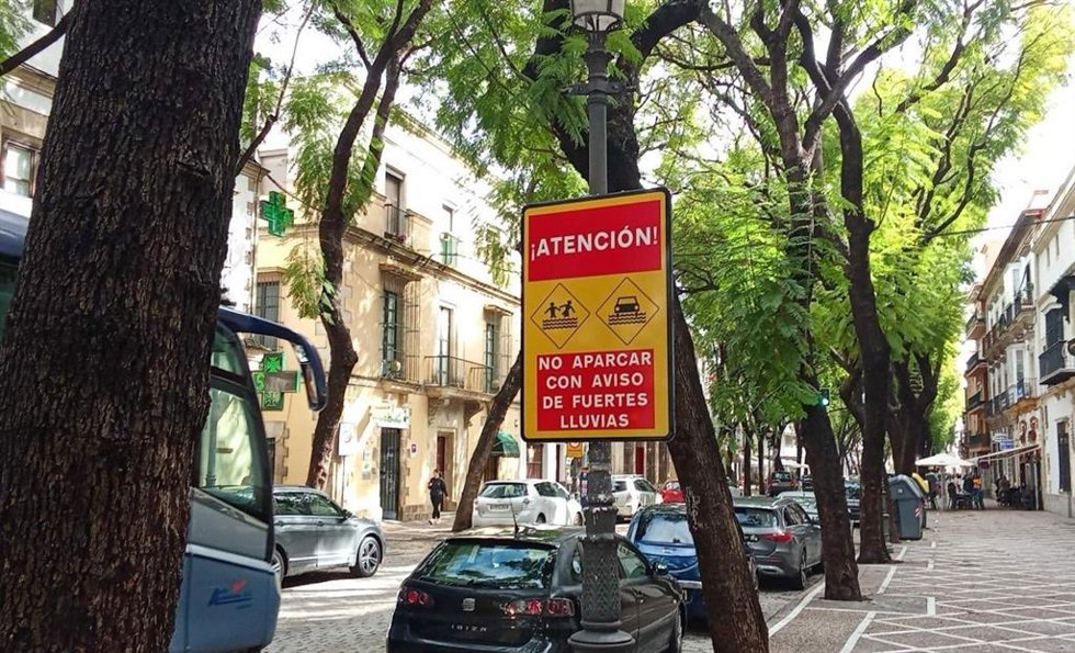 Cartelería avisando de indicaciones ante fuertes lluvias en el centro urbano de Jerez.