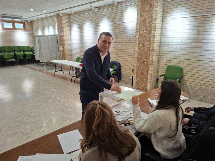 El cabeza de lista del PSOE por Huesca, Fernando Sabés, ha votado en San Esteban de Litera.