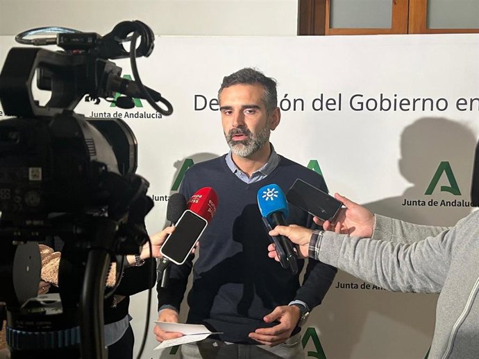 El consejero de Agricultura, Pesca, Agua y Desarrollo Rural, Ramón Fernández-Pacheco, en declaraciones a los medios.